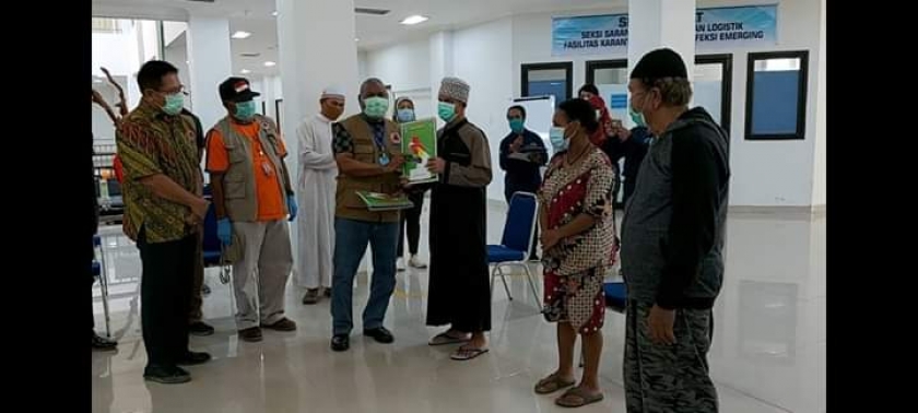 Gubernur Dominggus Mandacan memimpin pemulangan tiga orang pasien positif Covid-19 yang terkonfirmasi sembuh selama menjalani perawatan sesuai protokol kesehatan di RS Papua Barat, Sabtu (16/5)
