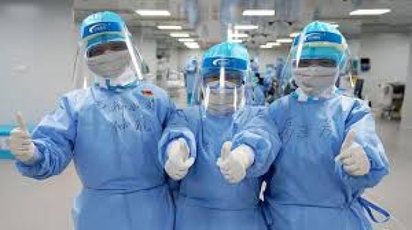 Gambar ilustrasi tim medis penanganan pasien positif Covid-19 lengkap menggunakan APD. (Foto: ist)