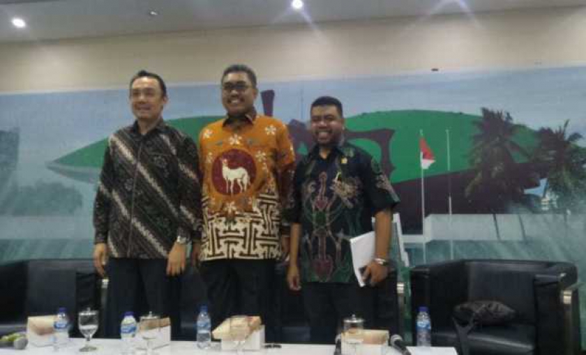 Dr. Filep Wamafma,SH,M.Hum, (kanan) Anggota DPD RI Dapil Papua Barat (Foto : Domi Lewuk)