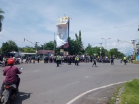 Jalan utama Yos Sudarso Manokwari dipalang warga Sanggeng dan Biryosi, Selasa (19/5)