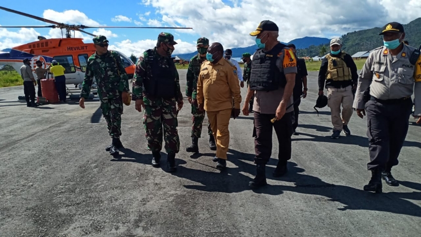 Kapolda Papua Irjen Pol Drs. Paulus Waterpauw bersama Pangdam XVII Cenderawasih Mayjen TNI Herman Asaribab laksanakan kunjungan kerja yang bertempat di Kabupaten Paniai, Senin (18/05).
