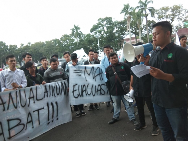  Forum Komunikasi Badan Eksekutif Mahasiswa/Dewan Mahasiswa (FORKOM BEM/DEMA) Perguruan Tinggi Agama Islam (PTAI) se-Indonesia melakukan demonstrasi terkait UKT pada (23/4)