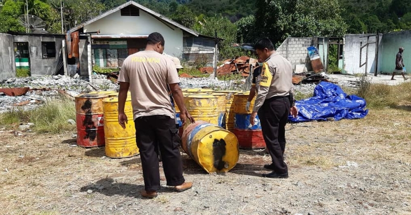 Penyerahan bantuan BBM bagi nelayan yang terdampak Covid-19, di wilayah Depapre Kab. Jayapura. Selasa, 19/05 siang.