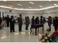 Gubernur Papua Barat Dominggus Mandacan saat melantik 6 anggota MRP PB