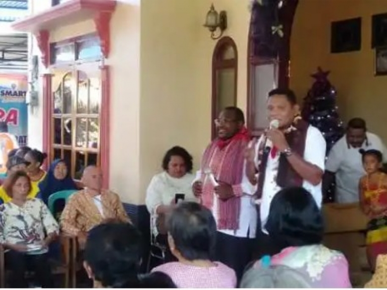 Sius Dowansiba bersama Rudy Timisela saat prosesi peminangan di Baileo Orang, Jum'at 24 Januari 2020. (Foto: ist)