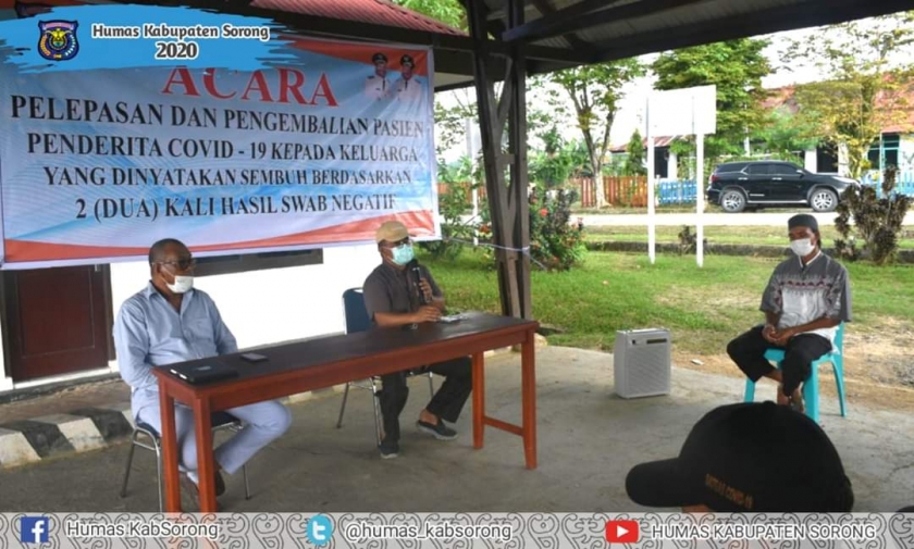 Pelepasan pasien sembuh dari Covid-19 kepada keluarga pada Jumat, 22 Mei 2020. (Foto: Doc humas kab. Sorong)