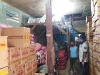 Kasat Reskrim Iptu Oscar F.  Rahadian SIK.,MH melakukan pengecekan pendistribusian sembako di Biak, Kamis, 21 Mei 2020