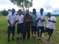 Sergius Womsiwor saat bersama dengan siswa (Foto: ist)