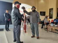 Sabtu, 23 Mei 2020,  Bupati Yuni Wonda, memberikan bantuan tiga ekor sapi kepada TNI/POLRI, ASN dan umat muslim yang berada di kabupaten Puncak Jaya.