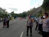  Personil Satgas Aman Nusa II Matoa 2020 Polda Papua bersama TNI dan Satpol PP Provinsi Papua melakukan penyekatan  aktivitas Masyarakat yang telah lewat dari pukuk 14.00 Wit serta menghimbau untuk mengikuti aturan yang telah ditetapkan Pemprov Papua.