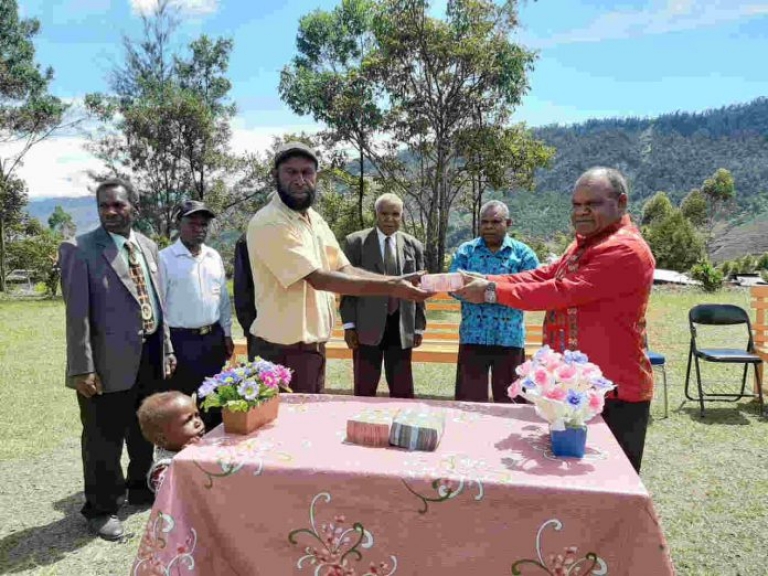 Bupati Puncak Jaya Yuni Wonda memberikan bantuan dana senilai Rp 250 juta kepada Jemaat Baptis Zaitun Iginikime, Minggu 24 Mei 2020.