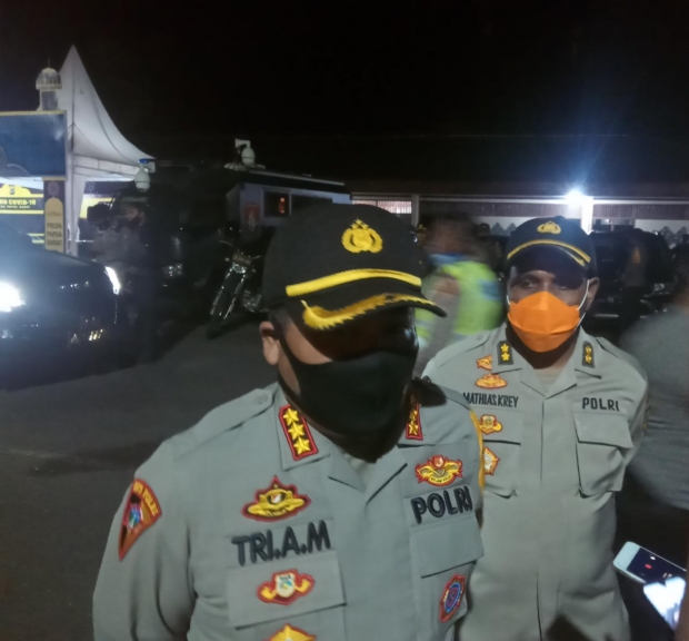 Karo Ops Polda Papua Barat Kombes Pol Tri A.M saat didampingi Kabid Humas Polda Papua Barat AKBP Mathias Krey, S.Pd. 