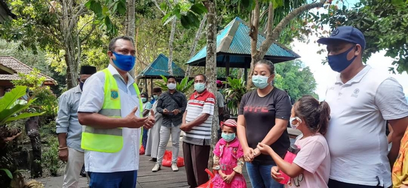 Bupati Raja Ampat, Abdul Faris Umlati, SE saat memberikan arahan pada pemulangan 12 pasien sembuh yang berlangsung di Waigeo Vila, selasa 26/5/2020. 