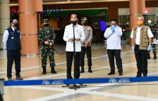 Presiden memberikan keterangan pers usai meninjau kesiapan ‘New Normal’ di Sarana Perniagaan Summarecon Mall, Kota Bekasi, Provinsi Jawa Barat, Selasa (26/5). (Foto: Doc Setkab/rahmat)