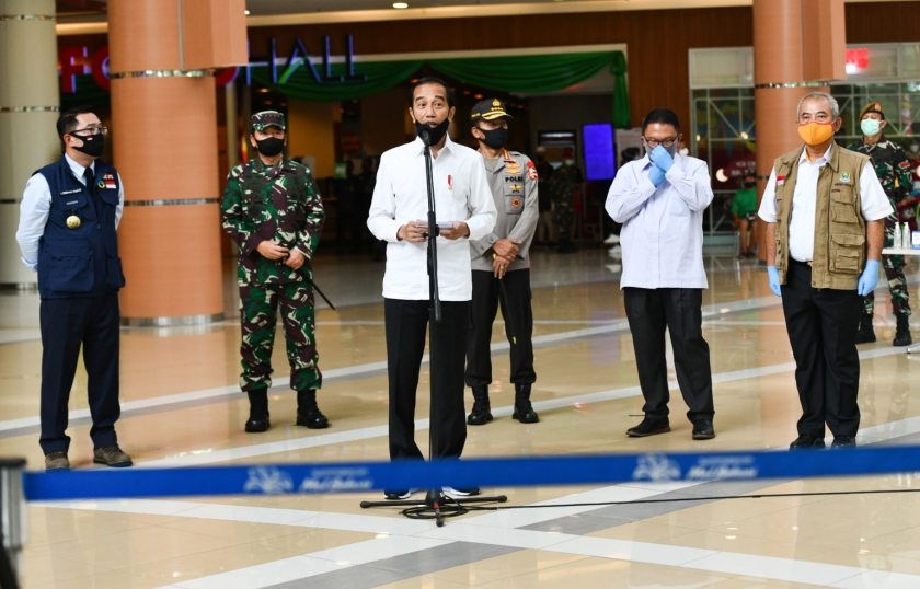 Presiden memberikan keterangan pers usai meninjau kesiapan ‘New Normal’ di Sarana Perniagaan Summarecon Mall, Kota Bekasi, Provinsi Jawa Barat, Selasa (26/5). (Foto: Doc Setkab/rahmat)