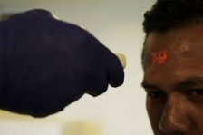 Gambar ilustrasi pengecekan suhu badan