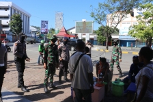 Tim gabungan Polri, TNI dan satpol PP Jayapura saat memberikan himbauan dan sosialisasi serta mengajak masyarakat untuk mematuhi aturan terkait pencegahan Covid-19.