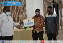 Bupati Sorong Dr. Johny Kamuru, S.H.,M.Si memberi bantuan senilai Rp 70.000.000, 00 kepada 58 mahasiswa Moi pada Selasa 26 Mei 2020. (Foto: doc Pemkab Sorong)