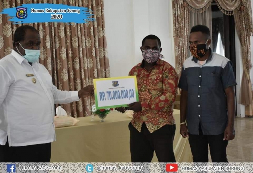Bupati Sorong Dr. Johny Kamuru, S.H.,M.Si memberi bantuan senilai Rp 70.000.000, 00 kepada 58 mahasiswa Moi pada Selasa 26 Mei 2020. (Foto: doc Pemkab Sorong)