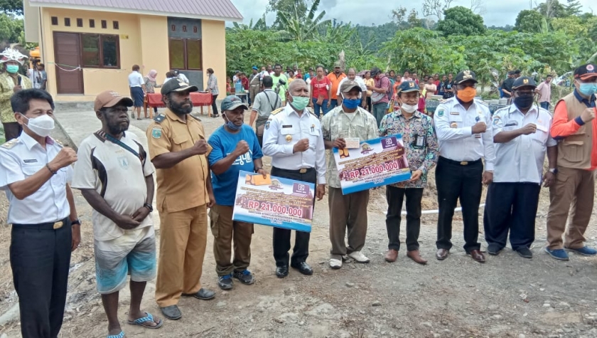 Gubernur Papua Barat resmikan satu unit perumahan di kabupaten Manokwari Selatan, Rabu (27/5)