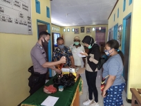 Miras sitaan yang diamankan dari salah satu kios yang berada di area Kampung Insrom, Selasa (26/5/2020). 