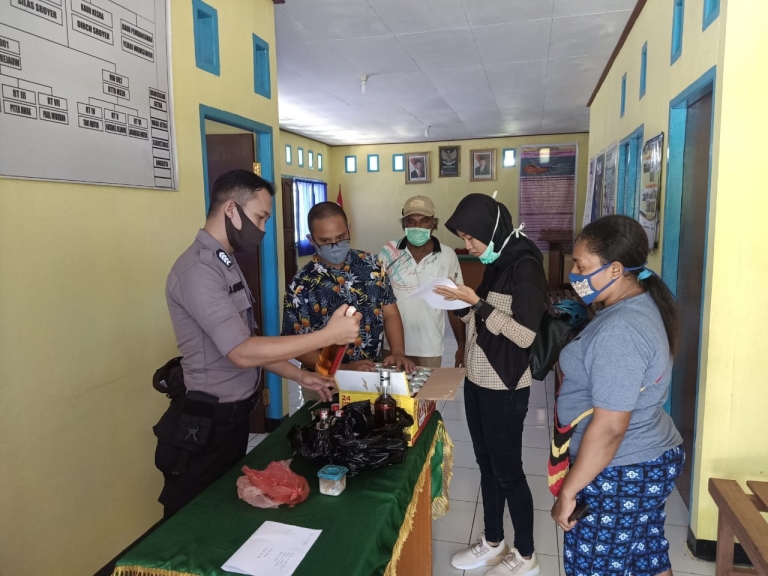 Miras sitaan yang diamankan dari salah satu kios yang berada di area Kampung Insrom, Selasa (26/5/2020). 