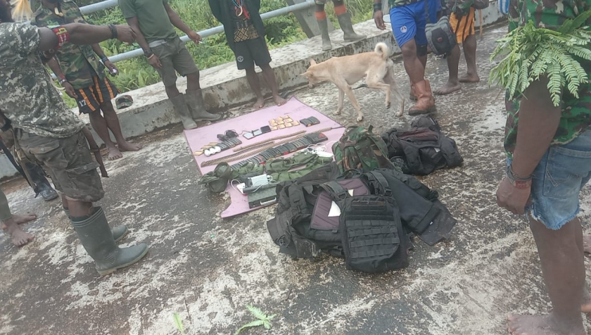 30 tas ransel milik pasukan TNI-POLRI, peluru, HP dan beberapa barang lainnya yang dirampas oleh  TPNPB-OPM, Sabtu, 23 Mei 2020.
