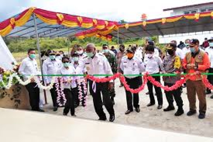 Salah satu agenda Gubernur Dominggus di Mansel meresmikan puskesmas ransiki pada Rabu (27/5). (Foto: ist)