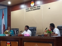 Dr. Filep Wamafma, SH.,M.Hum (tengah) saat melakukan agenda kunjungan kerja di kantor Komisi Pemilihan Umum (KPU) Kabupaten Manokwari, Kamis (28/5)