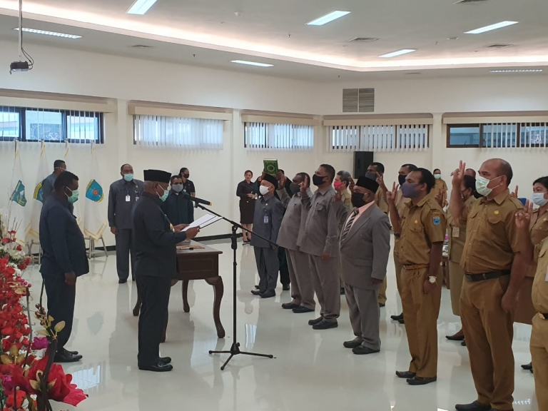 Gubernur Papua Barat Dominggus Mandacan melantik pejabat administrator dan pengawas di 4 OPD Setda Provinsi Papua Barat, Kamis (28/5)