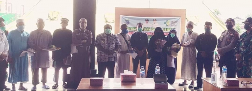 Bupati Kabupaten Nabire, Isaias Douw, S.Sos., MAP melepas 8 pasien sembuh Covid-19 di Rumah Sakit Umum Daerah (RSUD) Nabire, Jum'at 29/5/2020. 