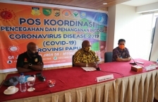 Wagub Papua, Klemen Tinal (tengah).