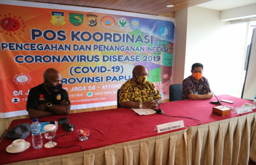 Wagub Papua, Klemen Tinal (tengah).