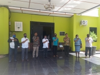 Anggota DPD RI Dr Filep Wamafma (tengah) seusai pertemuan dengan komisioner KPU Kabupaten Manokwari, Kamis (28/5)