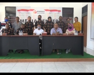 Dr. Filep Wamafma (tengah baju putih) saat melakukan kunjungan kerja di Kantor Bawaslu Kabupaten Manokwari (5/28). 
