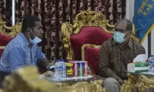Bupati Biak Numfor Herry Ario Naap, S.Si.,M.Pd dan Bupati Supiori Drs. Jules F. Warikar, MM saat melangsungkan pertemuan di Guest House Biak, Jumat (29/5).
