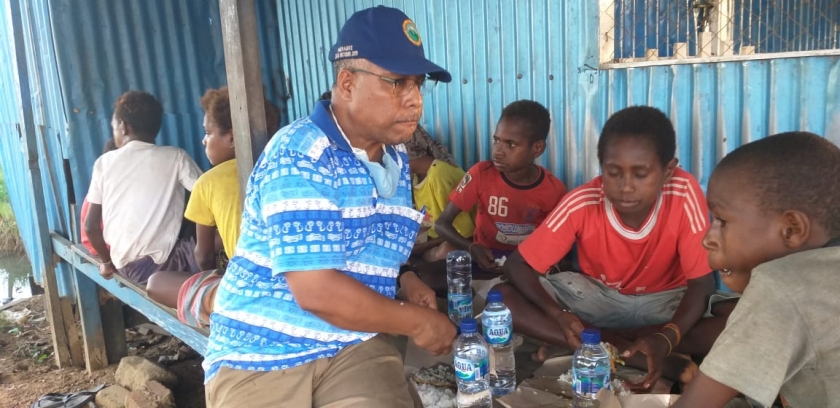 Sergius Womsiwor saat makan bersama anak didiknya. (foto: ist)