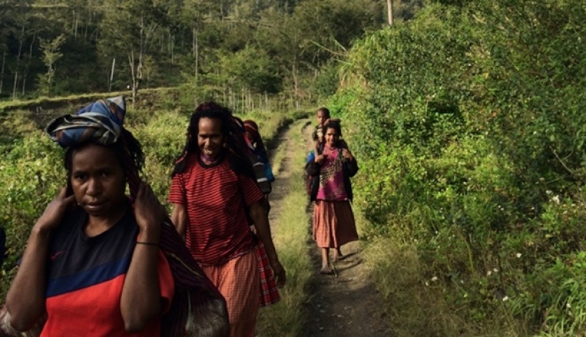 Potret Orang Asli Papua (OAP) saat hendak ke ladang (Foto: ist)