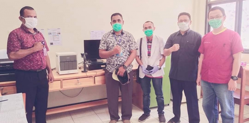 Ketua Harian Gugus Tugas, Victor Fun, S.STP., M.Si didampingi Juru Bicara Gugus Tugas, dr. Frans Sayori
