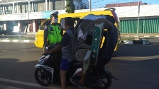Polres merauke saat mensosialisasikan new normal kepada para pengendara kendaraan bertempat di jalan raya mandala Merauke Papua, Selasa, 2/6/2020.