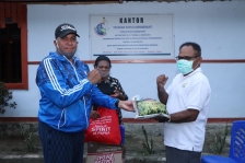 Kapolda Papua salurkan bantuan paket sembako dalam rangka kepedulian selama pandemi Covid – 19 di Kab. Jayapura, Senin (1/6).