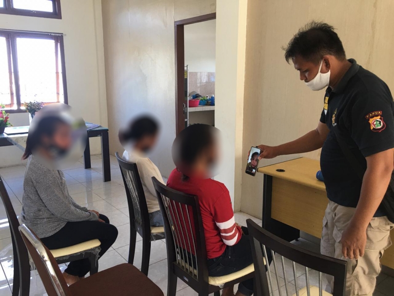 Pelaku dengan inisial IM (20), VP (19), LD  (18) saat berada di Polda Papua.