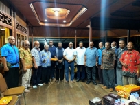 Belasan keterwakilan kepala suku Papua bertemu Gubernur Papua Barat, Selasa (2/6) malam