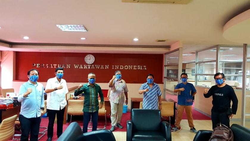 Ketua Umum PWI Pusat Atal S Depari didampingi Sekjen Mirza Zulhadi, usai rapat pleno bersama  Pengurus PWI Pusat, di Kantor PWI Pusat,  Gedung Dewan Pers, Lt 4, Jakarta Pusat, Selasa (2/6).