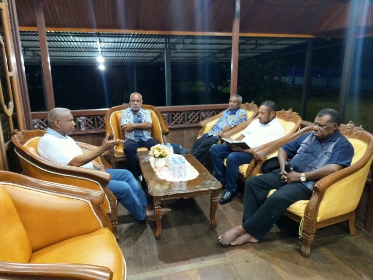 Kepala suku adat Papua yang tergabung dalam Aliansi Masyarakat Adat Papua (AMAP) di kabupaten Manokwari saat bertemu Gubernur Dominggus Mandacan, Selasa (2/6)