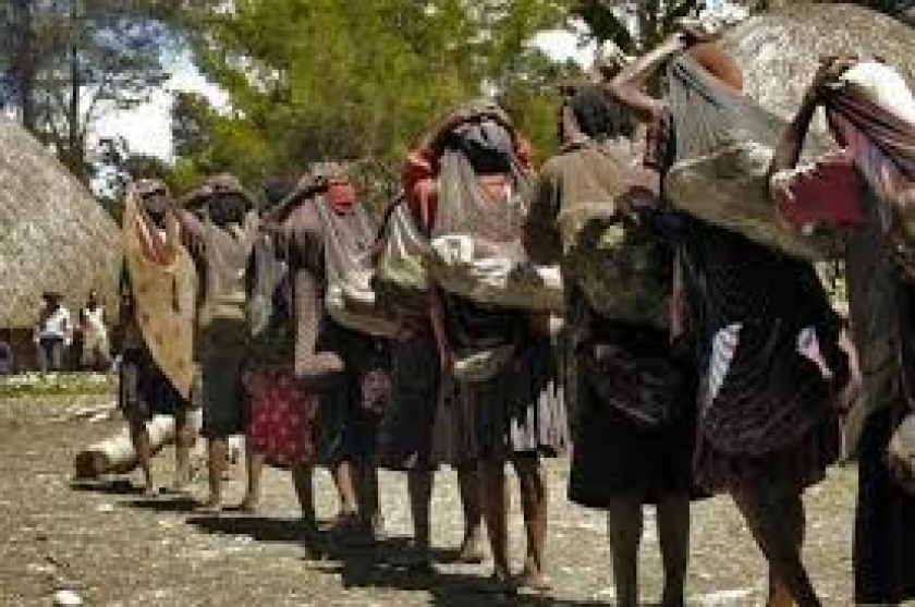 Mama Papua saat menggunakan noken