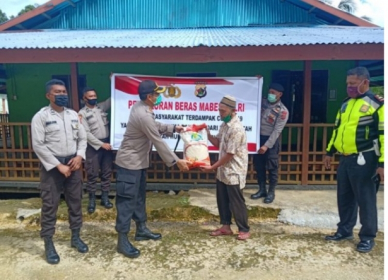 Kapolres Kabupaten Supiori, AKBP I Made Budi Darma SE, saat memberikan bantuan beras kepada warga Sabtu, 30 Mei 2020. 