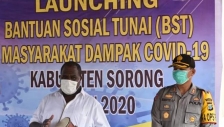 Bupati Sorong Dr. Johny Kamuru, S.H., M.Si (kiri)