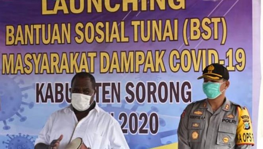 Bupati Sorong Dr. Johny Kamuru, S.H., M.Si (kiri)