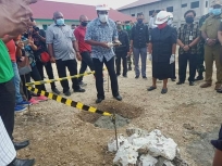 Peletakan batu pertama pembangunan Gedung Isolasi rumah sakit rujukan Covid-19 oleh Bupati Biak Numfor, Herry Ario Naap S.Si.M.Pd
